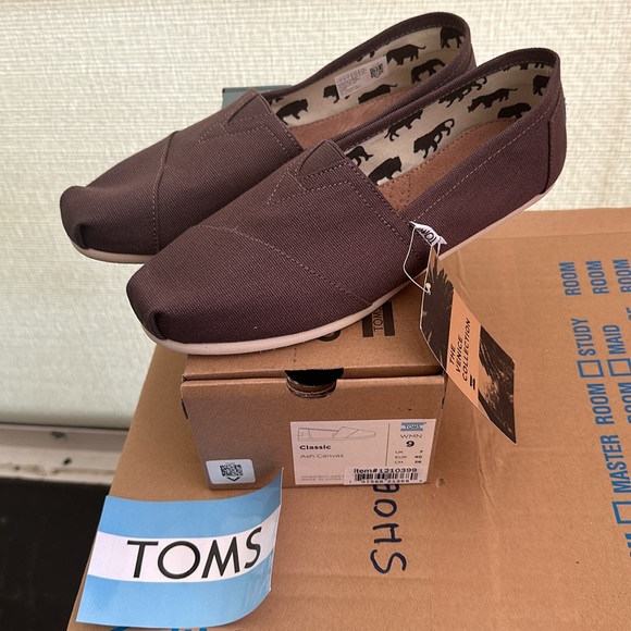 Brand new with tags Classic Toms Canvas in Ash Size Women’s 9 - Picture 3 of 4